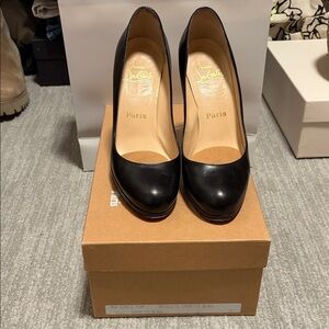 Christian Louboutin Classic Décolleté Carpetto Black Heels